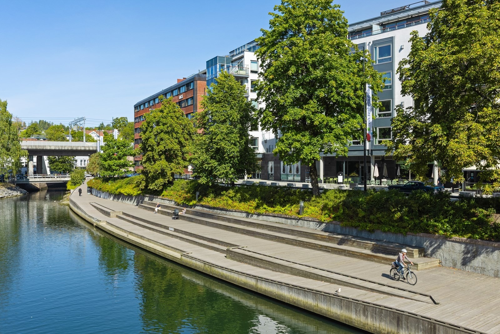 Eiendommen ligger supersentralt til i Sandvika, i meget fredelige omgivelser. Kinoveien 3 passer for folk i alle aldre, med nærhet til alt av fasiliteter og kort vei inn til Oslo sentrum. Samtidig har bomiljøet enkel tilgang til sentrumsgatene. Galleribilde