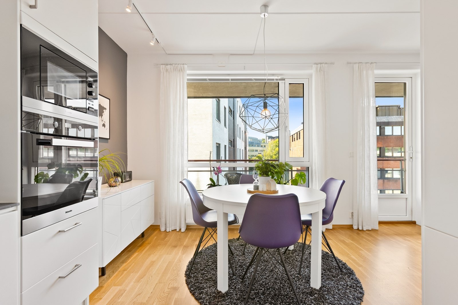 Kjøkken i delvis åpen løsning til stuen med plass til spisebord. Galleribilde