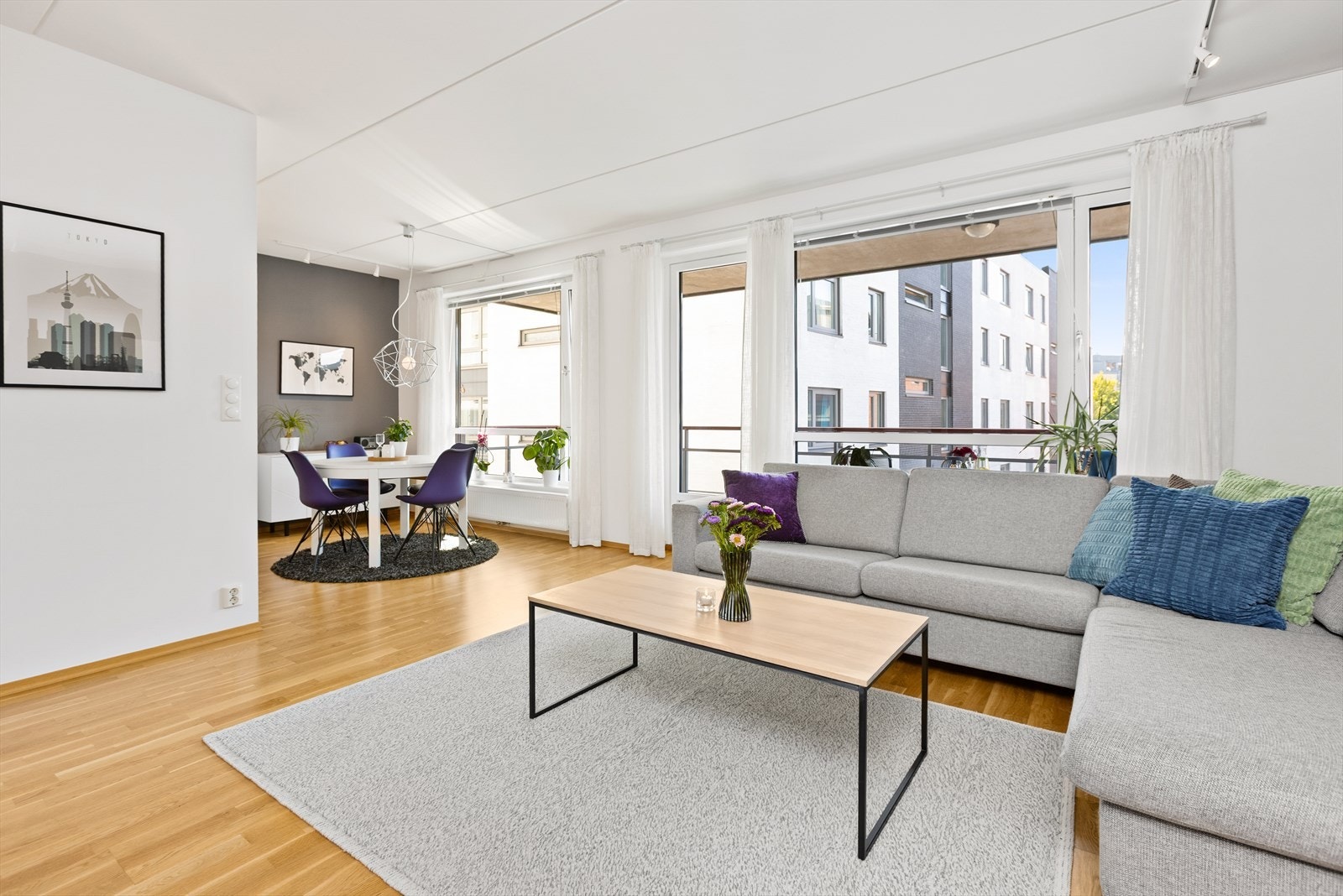 Attraktiv 3-roms i Sandvika Sentrum m/to balkonger - Garasje & heis -Tog & buss - Akonto v.v & fyring. Galleribilde