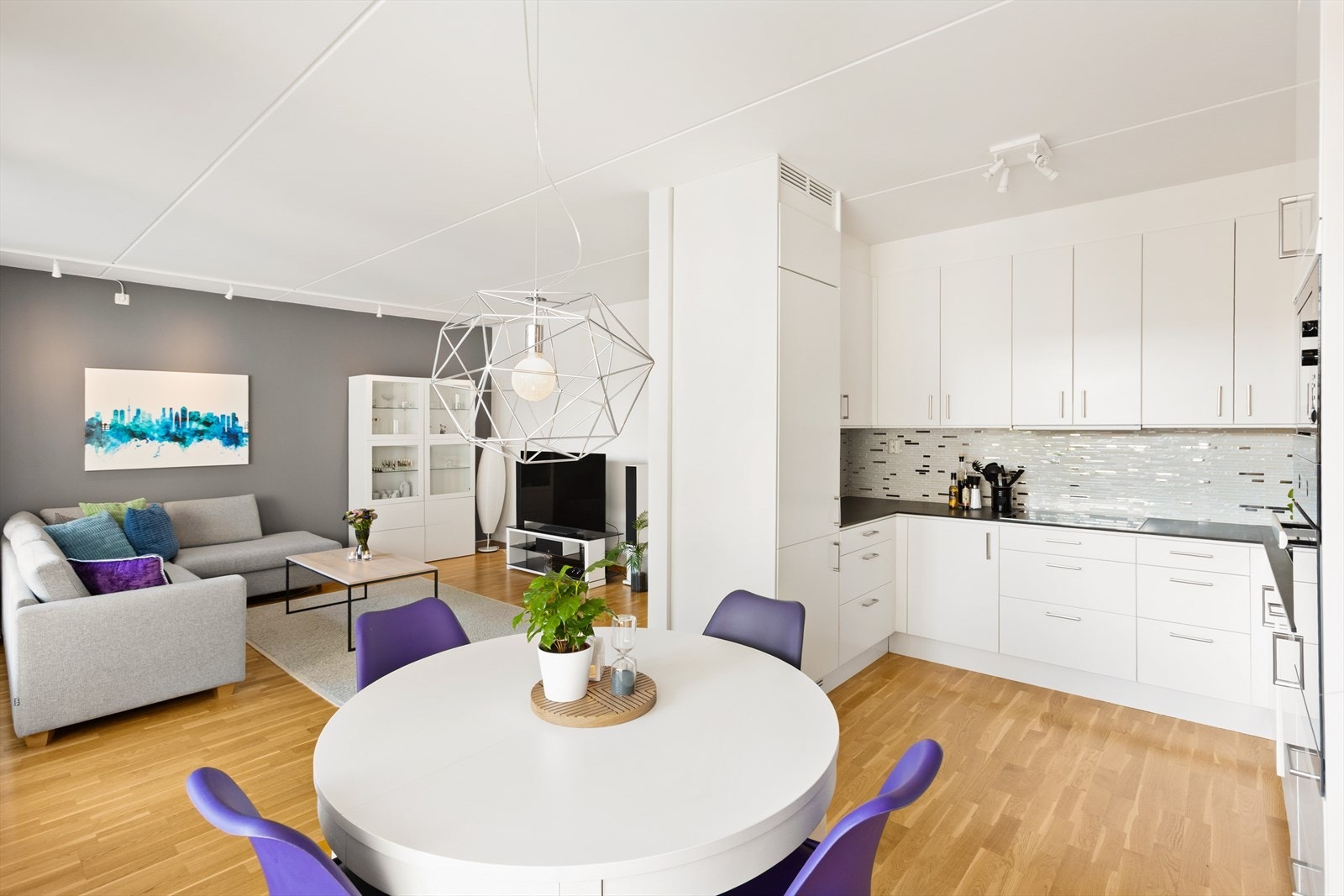 Attraktiv 3-roms i Sandvika Sentrum m/to balkonger - Garasje & heis -Tog & buss - Akonto v.v & fyring. Galleribilde