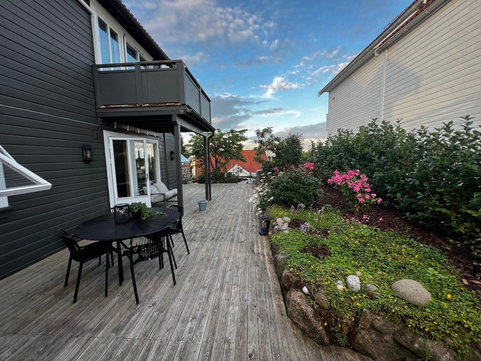 Skjermet terrasse med flotte utearealer Galleribilde