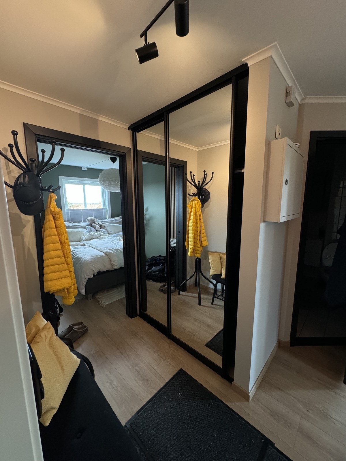 Trivelig inngangsparti med skyvedørsgarderobe Galleribilde