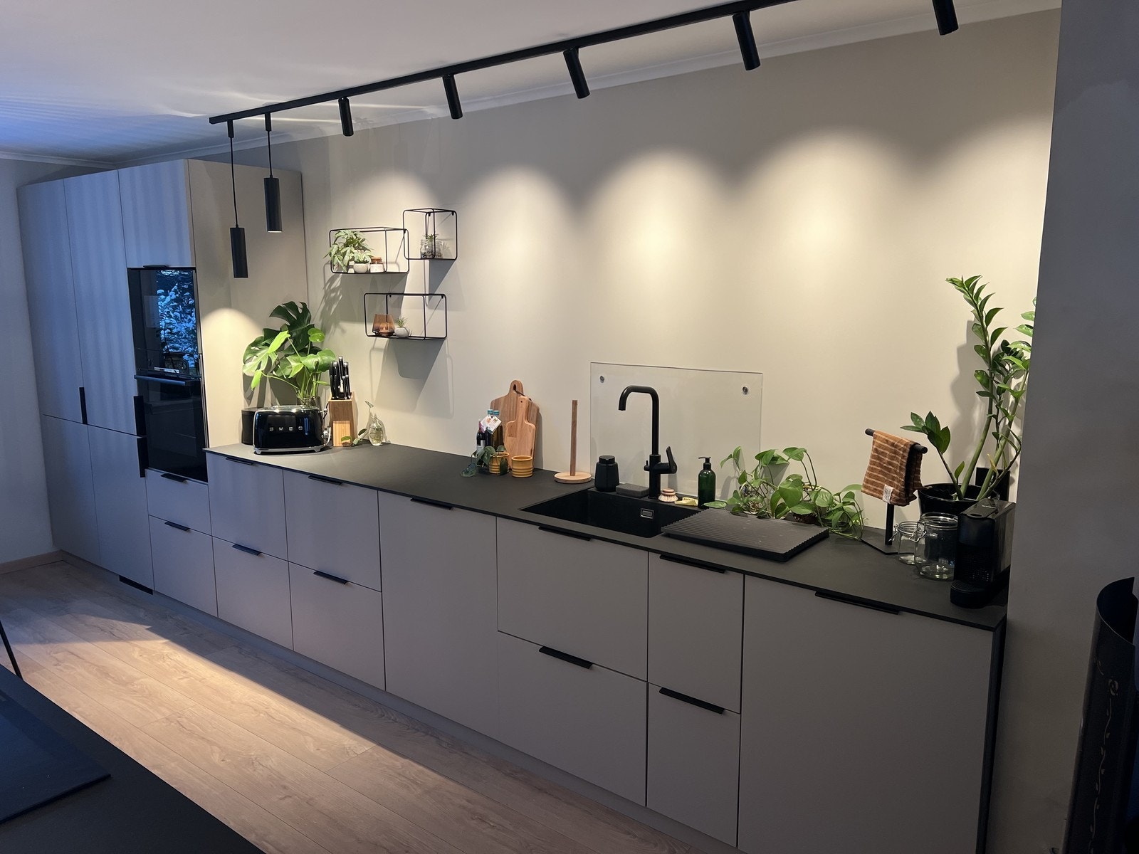 Lekkert moderne kjøkken med integrerte hvitevarer. Galleribilde