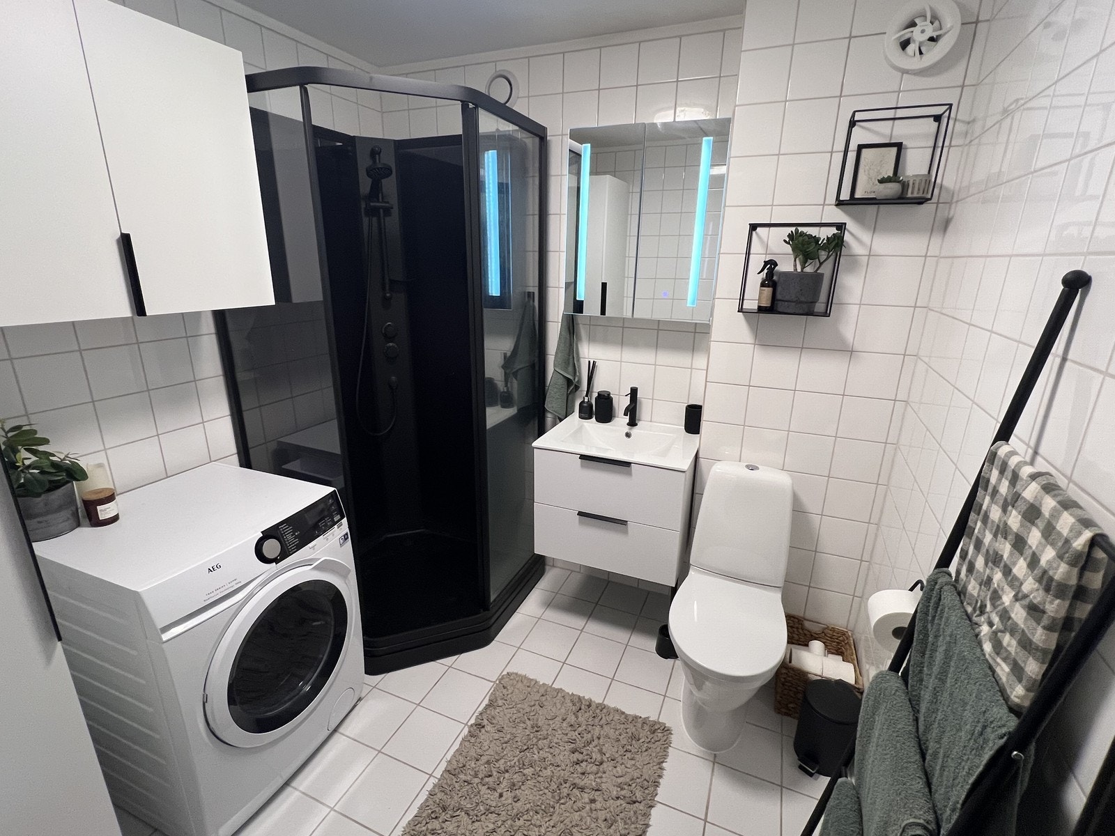 Bad med wc, dusj, servant m/innredning og vaskemaskin Galleribilde