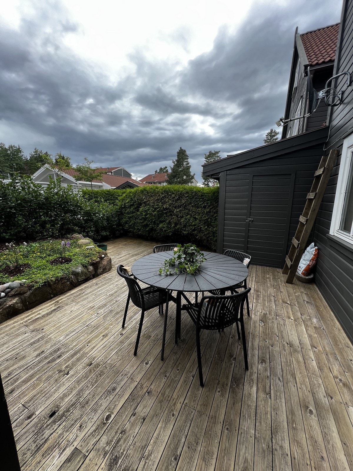 Plass til sittegruppe og utebod på terrasse. Galleribilde