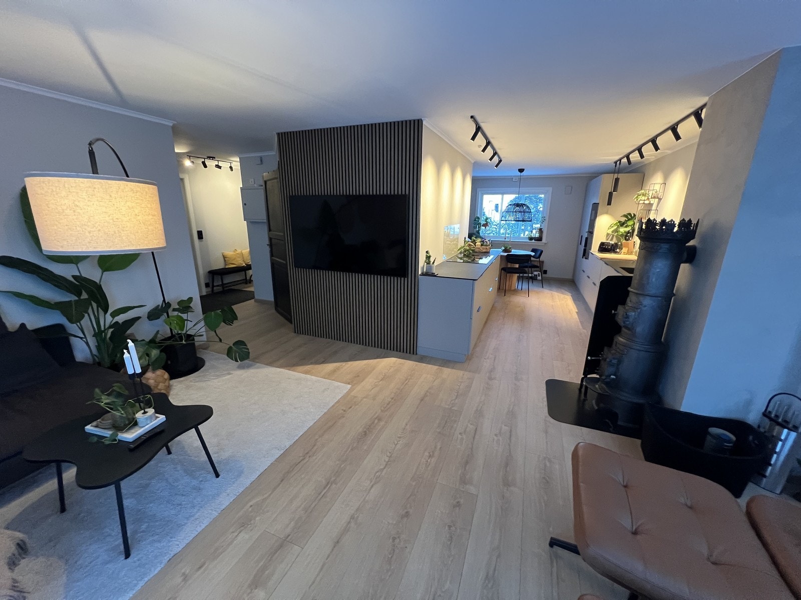 Stuen er åpen og koblet sammen med køkken Galleribilde