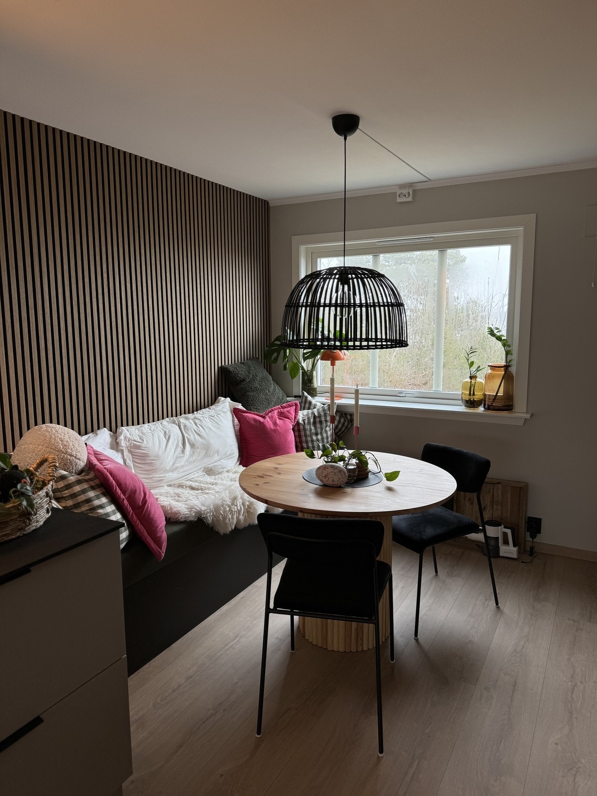 Koselig kjøkken krok med spisegruppe Galleribilde