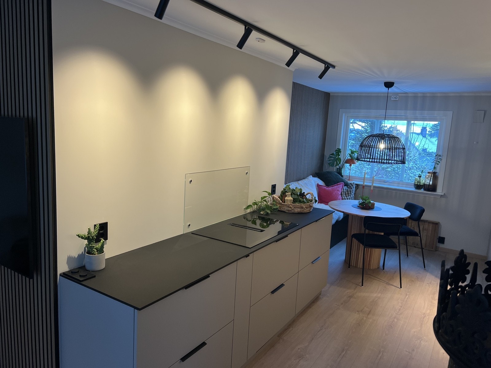 Kjøkkenet byr på god benk og skapplass Galleribilde