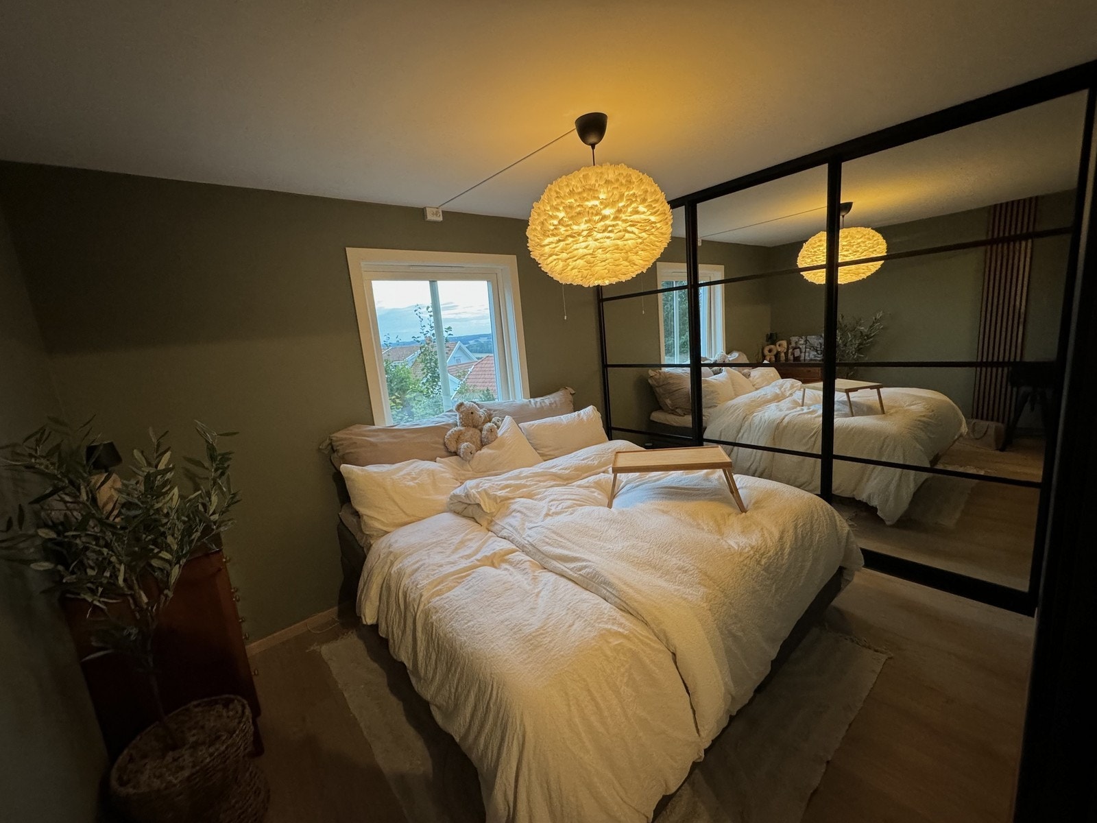 Hovedsoverom med god garderobeløsning Galleribilde