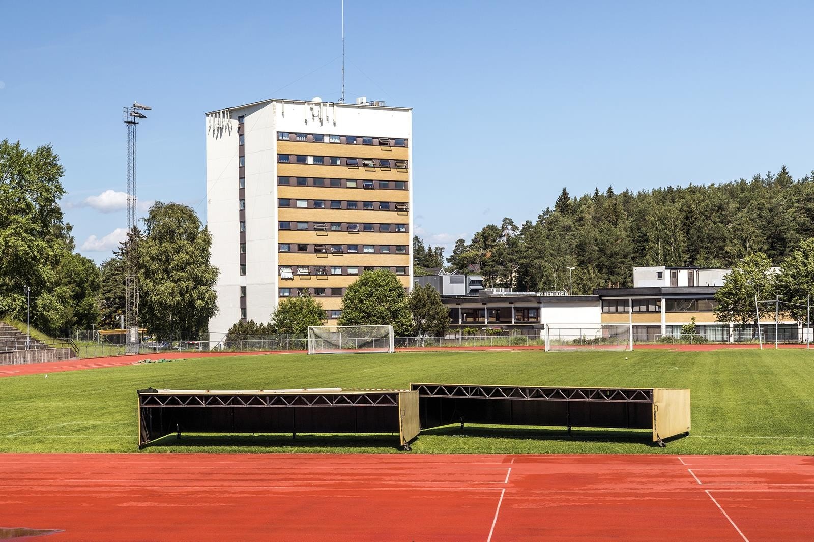 Fotball- og løpebane rett utenfor bygget Galleribilde