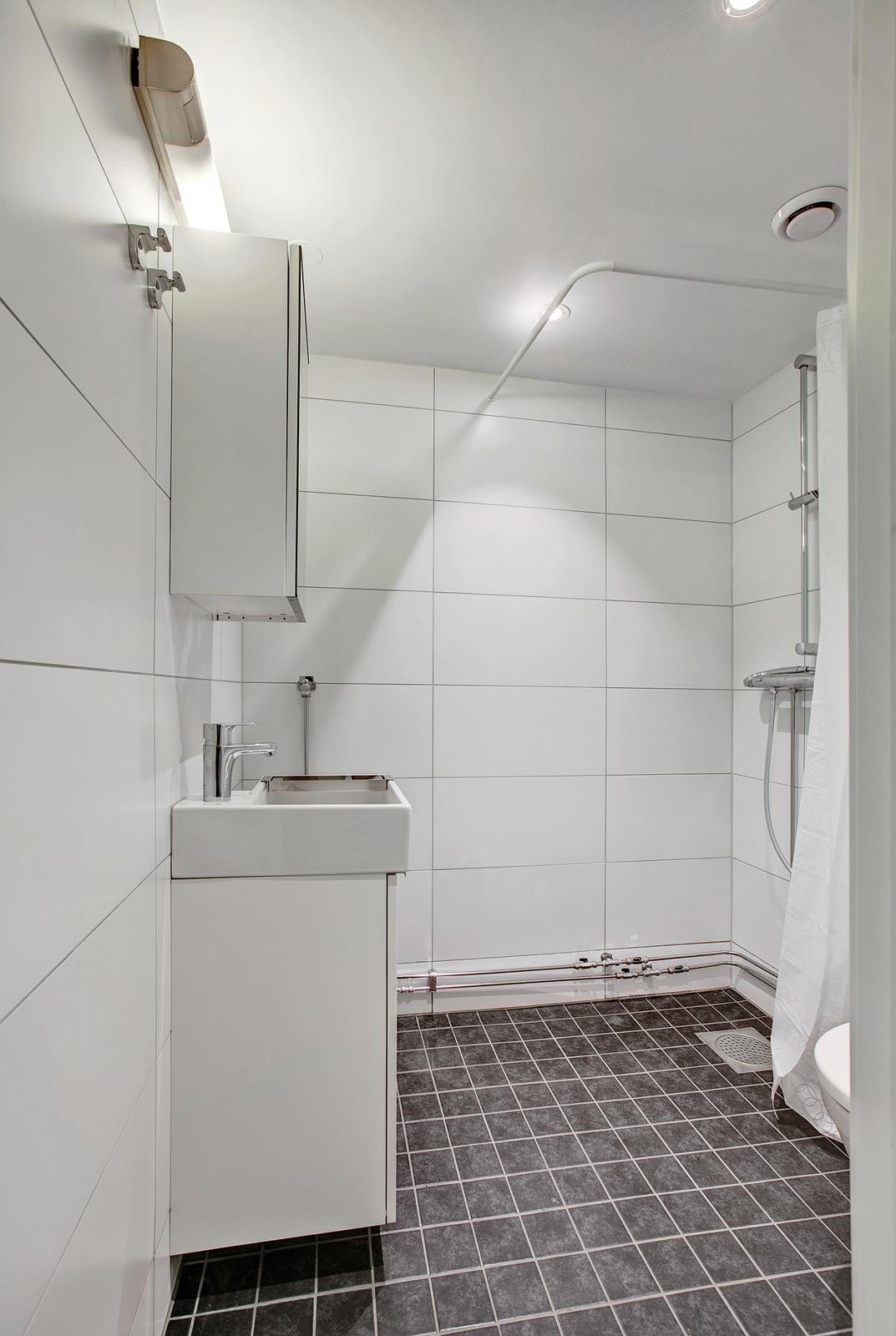 Pent flislagt bad med opplegg til vaskemaskin Galleribilde