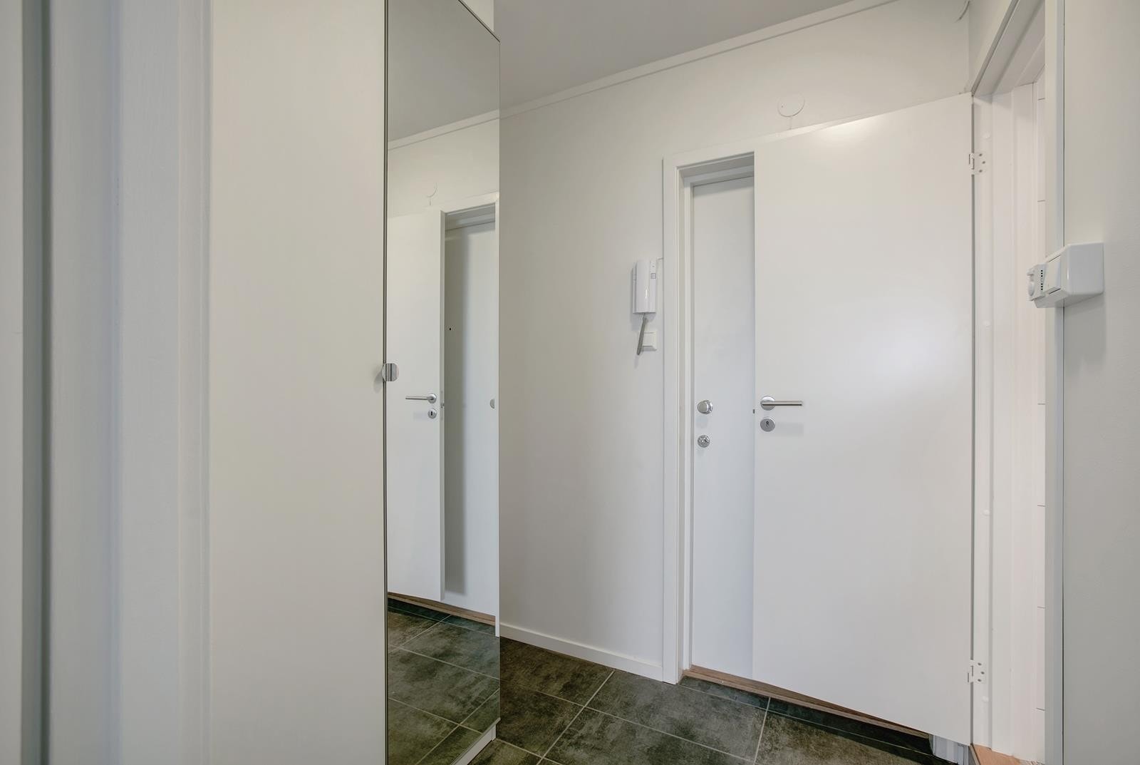 Entré med skap Galleribilde