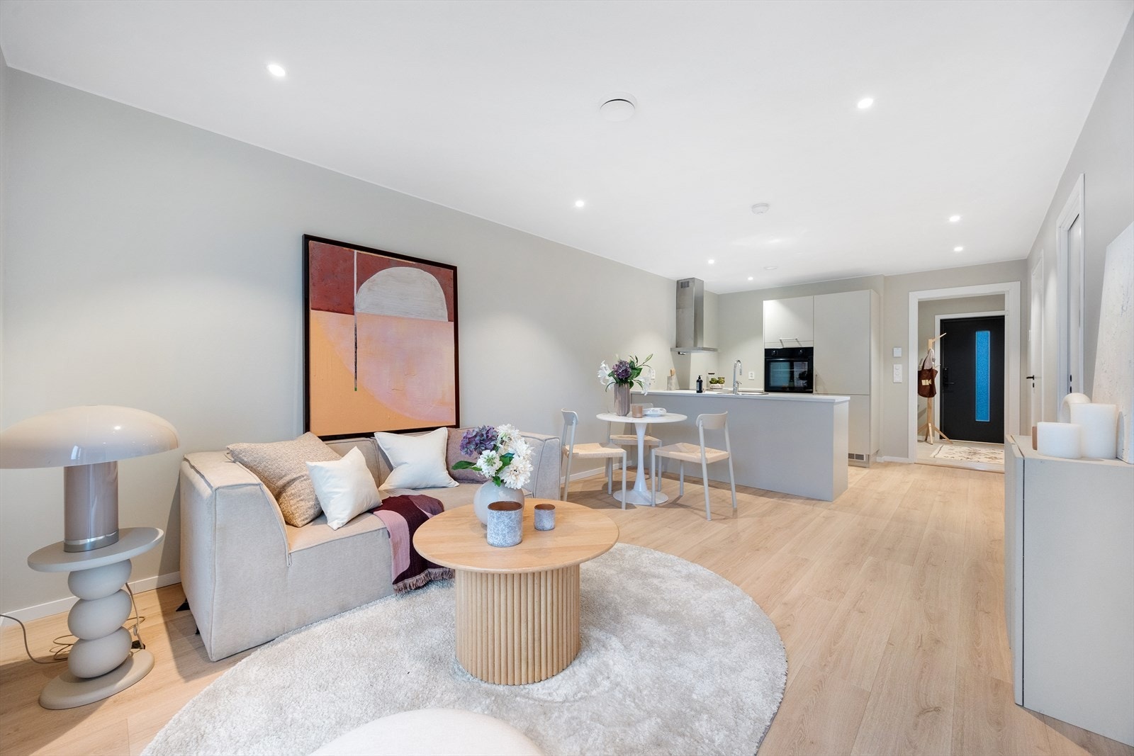 Overflatene er pene med lyst gulv og lysmalte vegger. Spotter i tak. Galleribilde