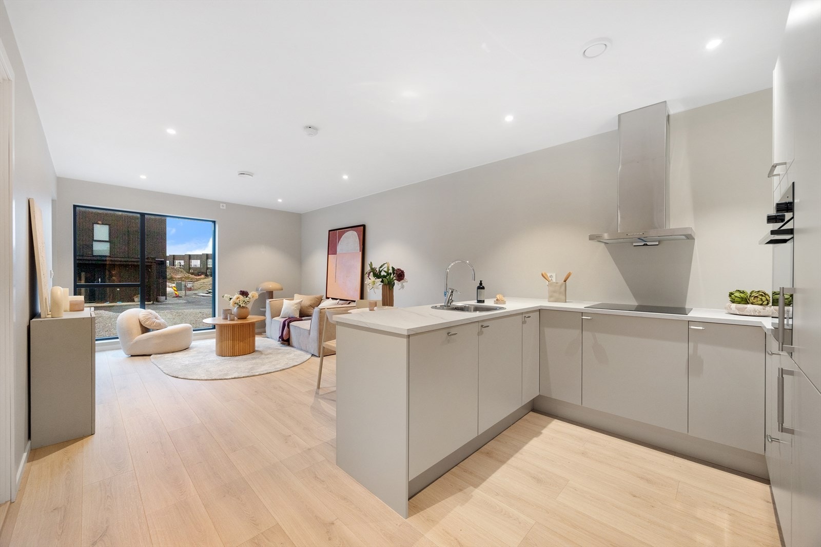 Stue / kjøkken måler 24,4 m² Galleribilde