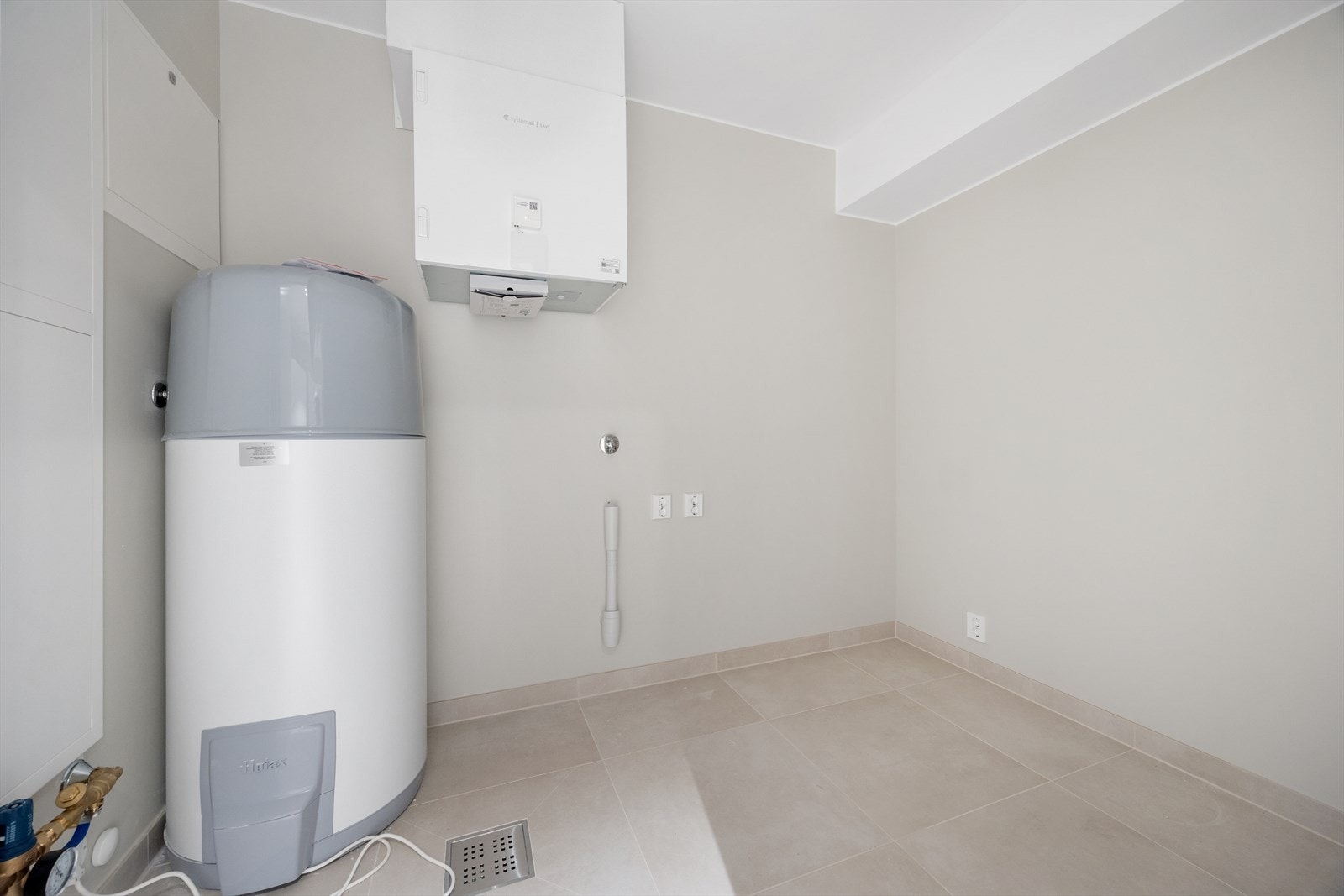 Opplegg til vaskemaskin på vaskerommet/boden. Galleribilde