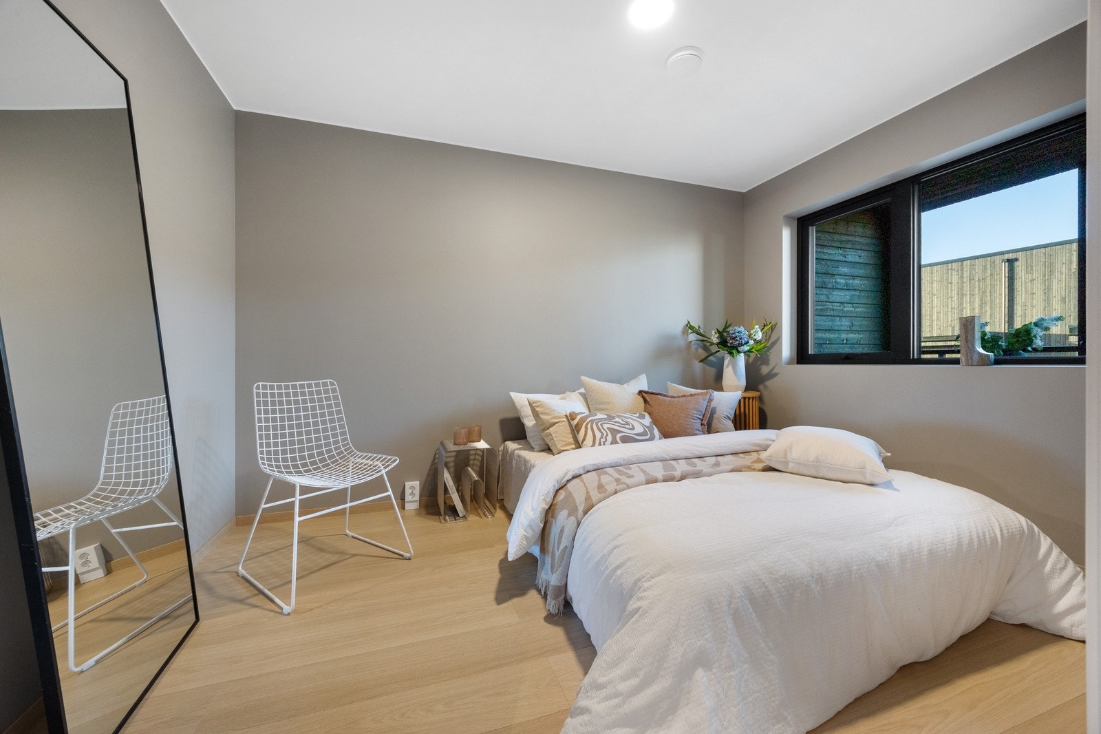 Hovedsoverommet måler 9,8 m² og har god plass til dobbeltseng og ønsket møblement Galleribilde