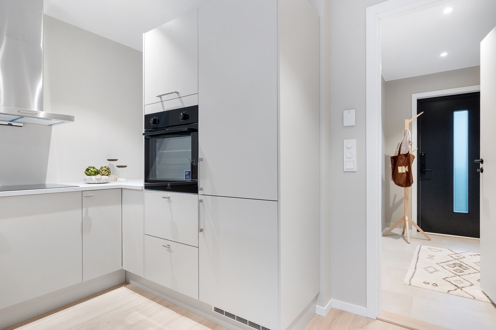 Av integrerte hvitevarer medfølger stekeovn i arbeidshøyde, oppvaskmaskin samt kjøle- og fryseskap Galleribilde