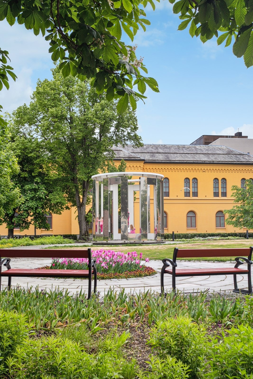 I museumsparken finner du kunstverket Reflexions som er formet som et stort lysthus med reflekterende flater. Galleribilde
