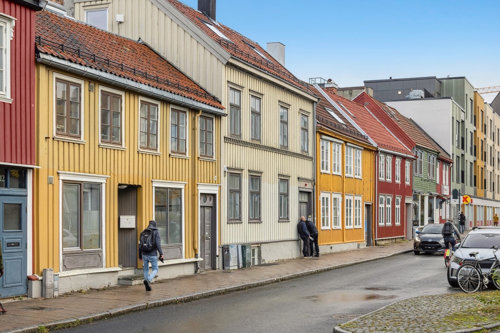 Fargerike fasader langs gaten gir en innbydende atmosfære i nabolaget. Galleribilde