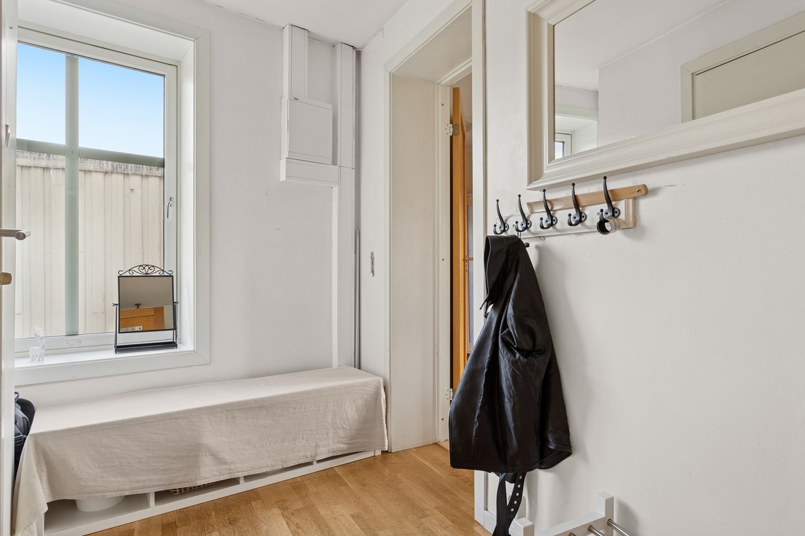 Entrèen har parkettgulv og malte overflate på vegger. Malt overflate i himling. Velkommen inn! Galleribilde