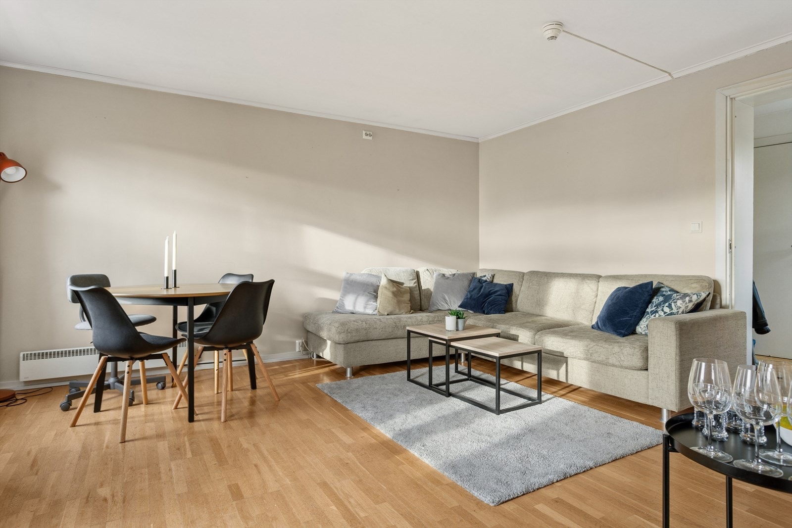 Stuen er oppmalt i lune- og behagelige veggtoner. Galleribilde