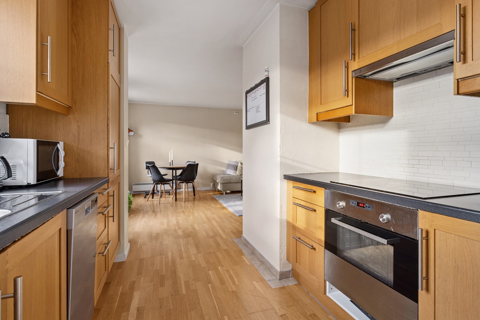 Kjøkkenet har rikelig med skap- og benkeplass. Galleribilde