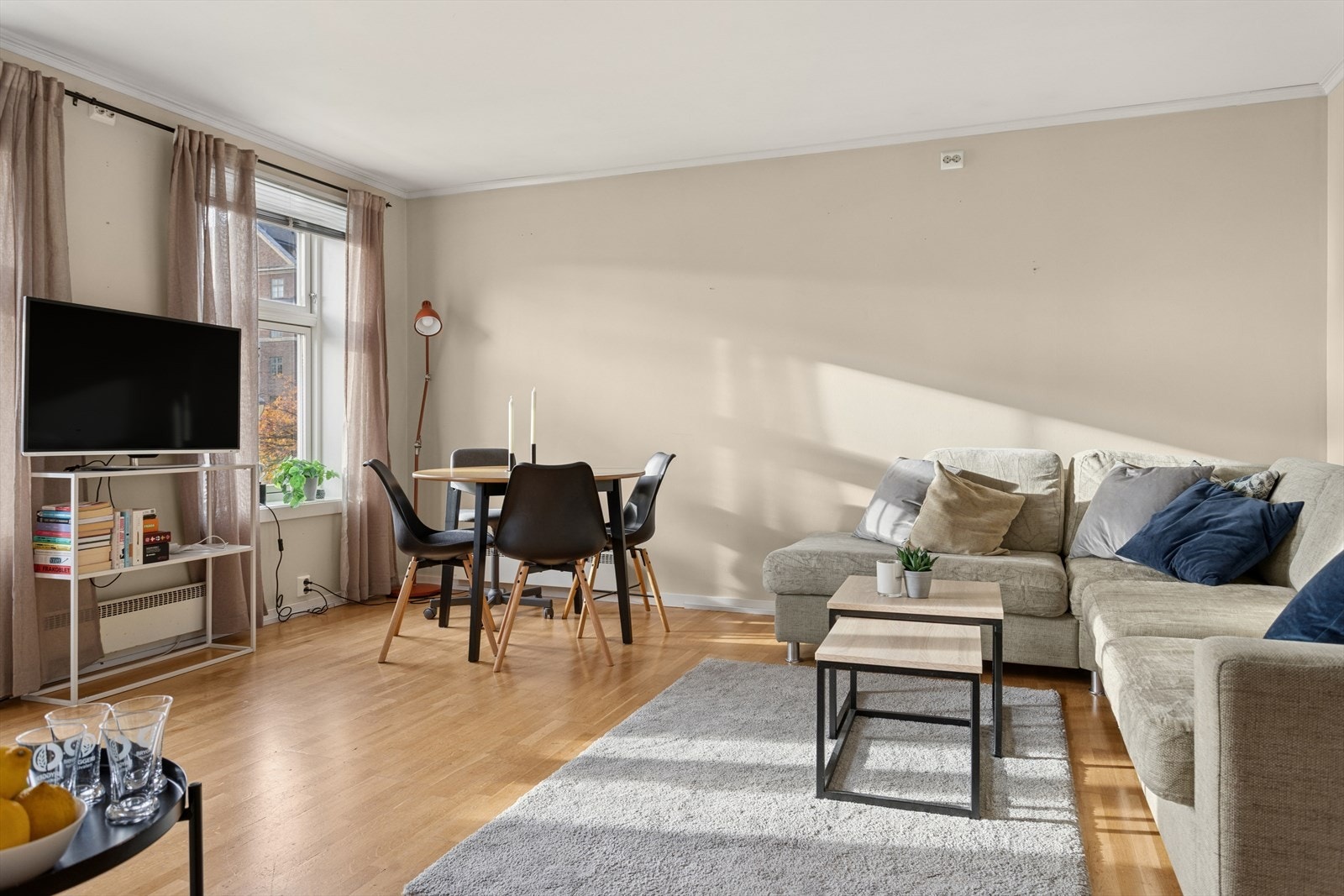 StuerLeiligheten har en romslig stue med store glassflater som slipper inn rikelig med dagslys og bidrar til en behagelig romfølelse. Galleribilde