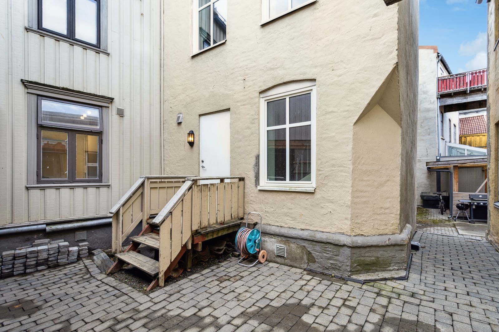 Inngangsparti i bakgården. Galleribilde