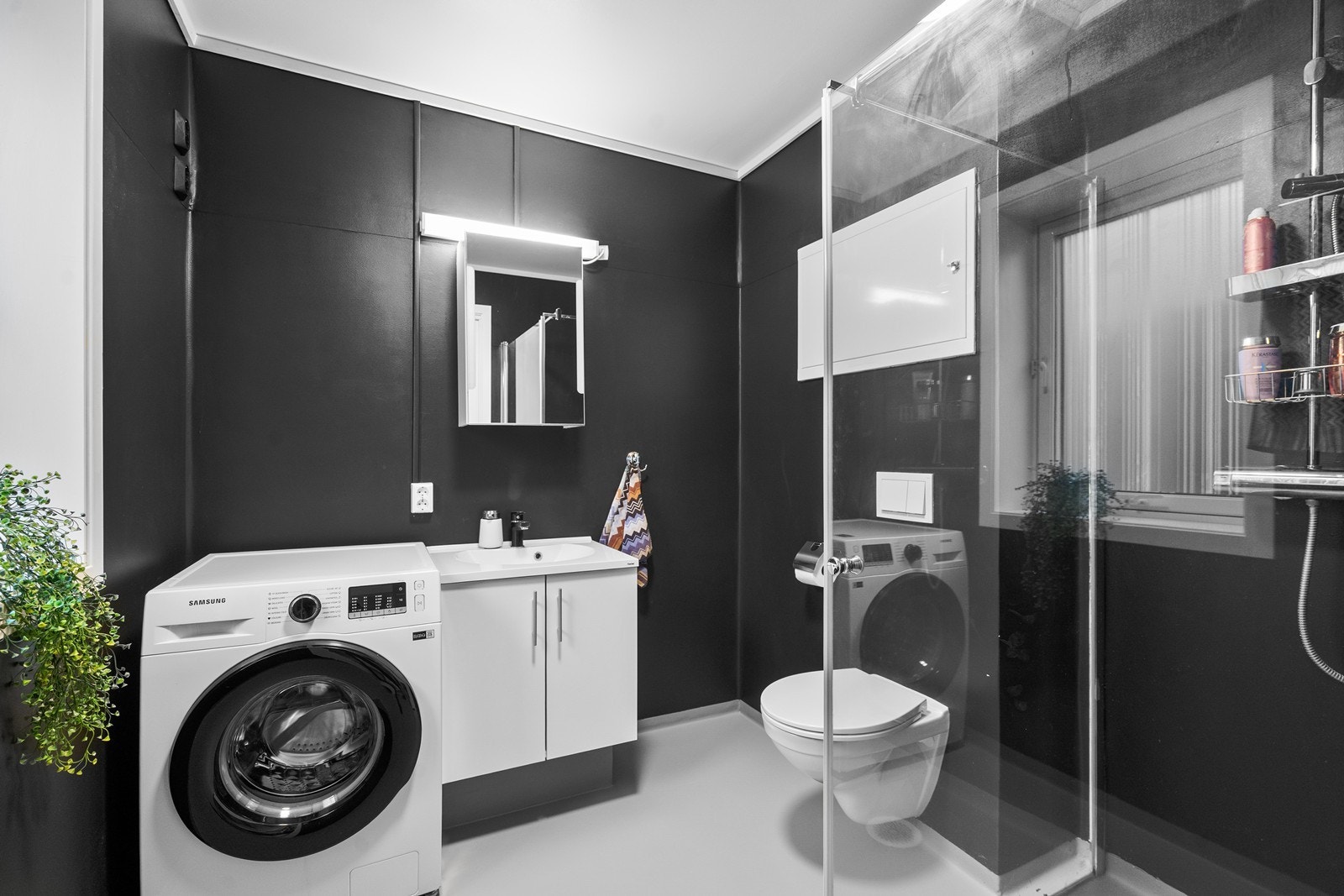 Stort og moderne bad holdt i mørke, elegante fargetoner. Galleribilde