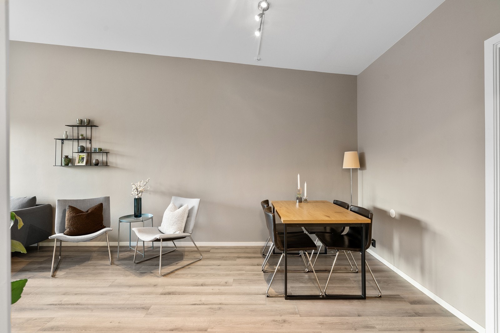 Naturlig og praktisk plass til spisebord rett ved kjøkkenet. Galleribilde