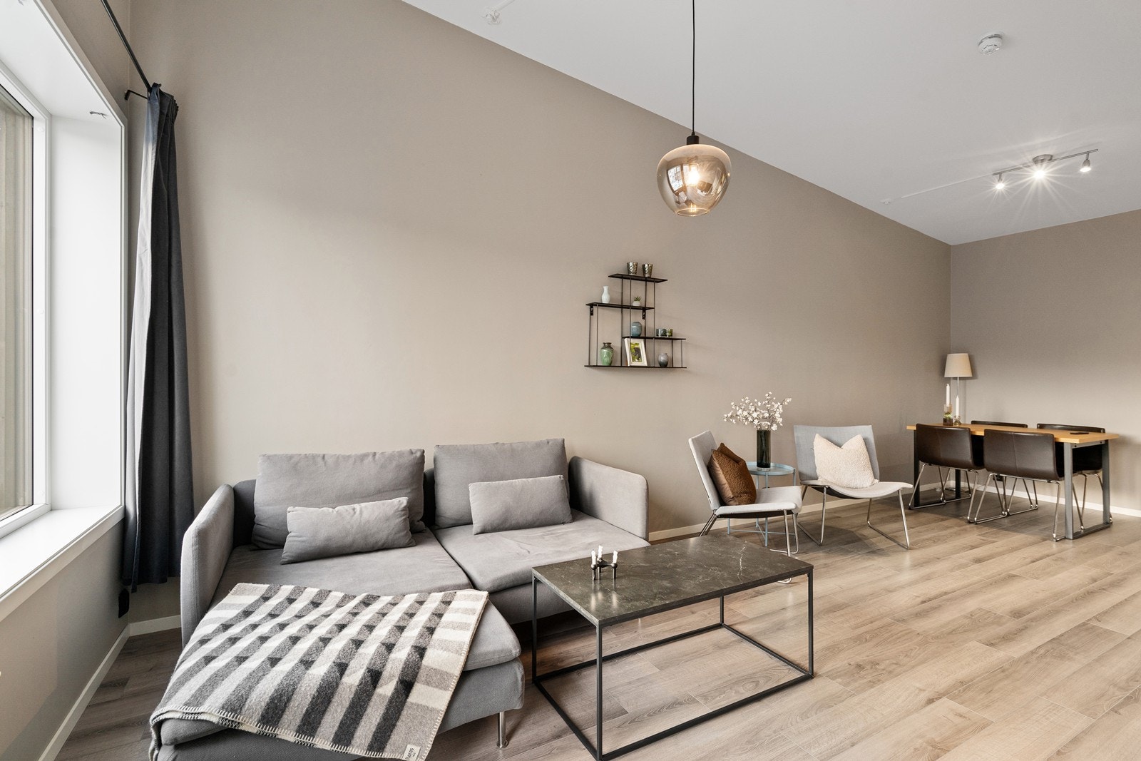 Stuen har god plass til både sofagruppe og spisebord. Galleribilde