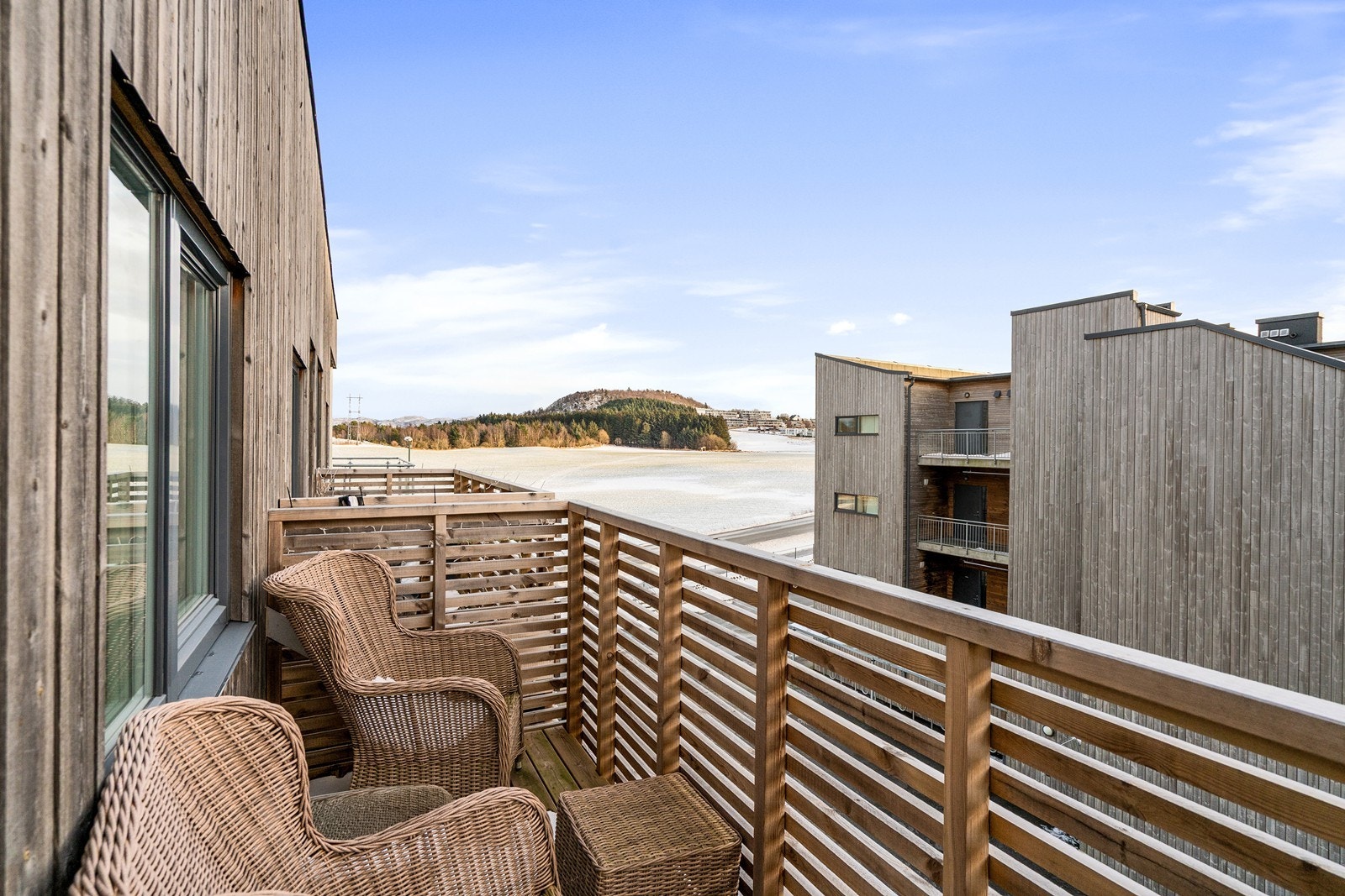 Sørvendt balkong med gode solforhold. Galleribilde