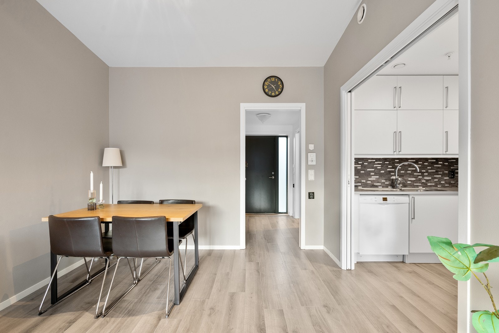 Kjøkken i direkte tilknytning til stuen, adskilt med praktiske skyvedører. Galleribilde