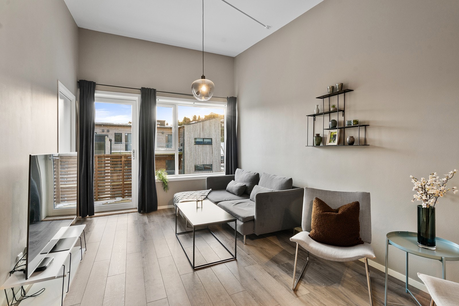 Stuen har direkte utgang til koselig balkong. Galleribilde