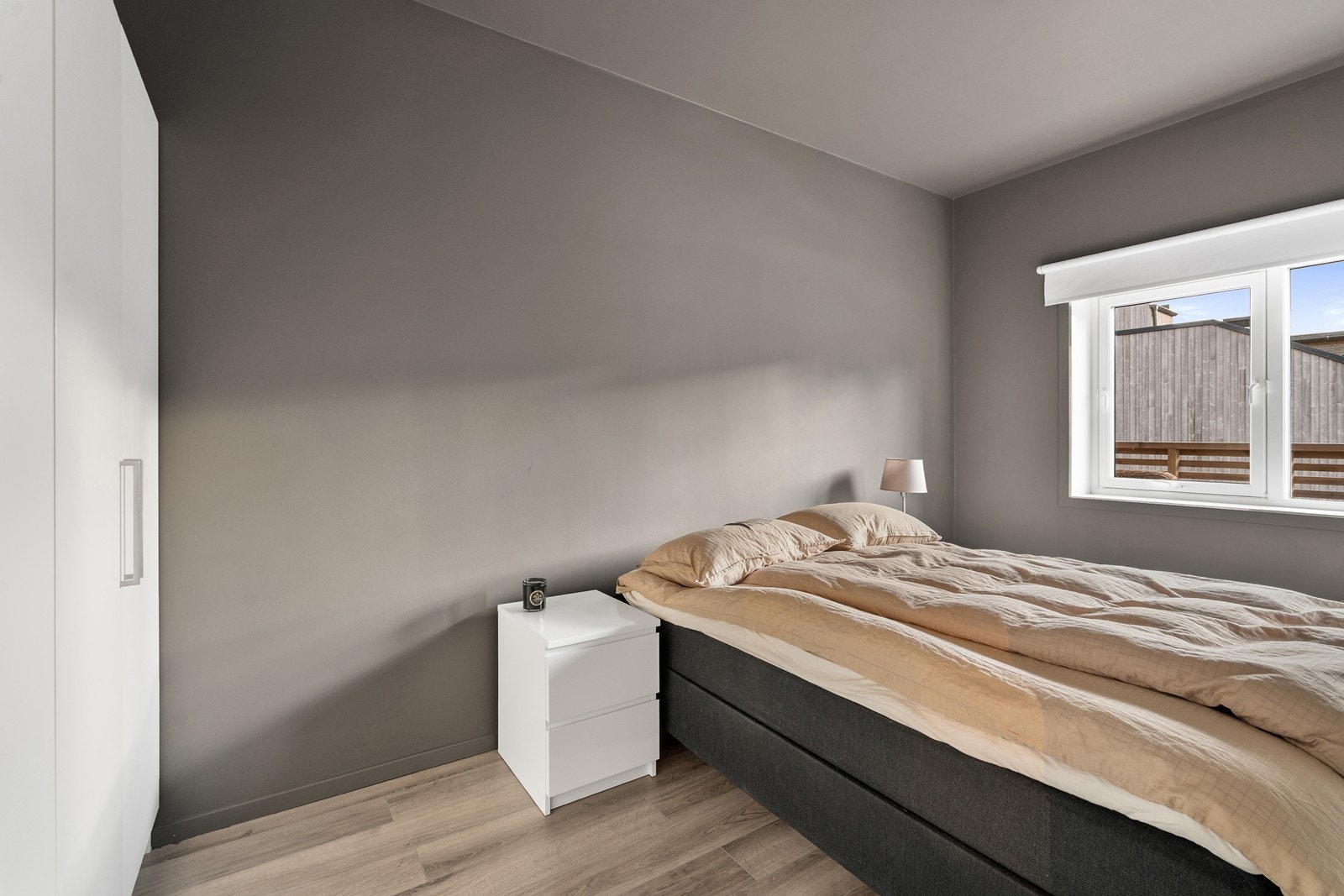 Lune fargevalg på vegger skaper en rolig atmosfære. Galleribilde