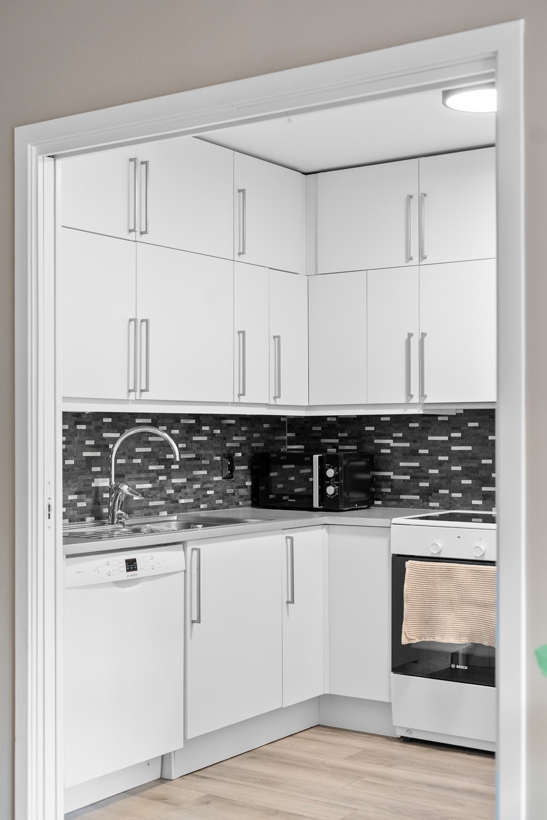 Fliser over benk i sort/hvitt mønster gir et moderne preg. Galleribilde