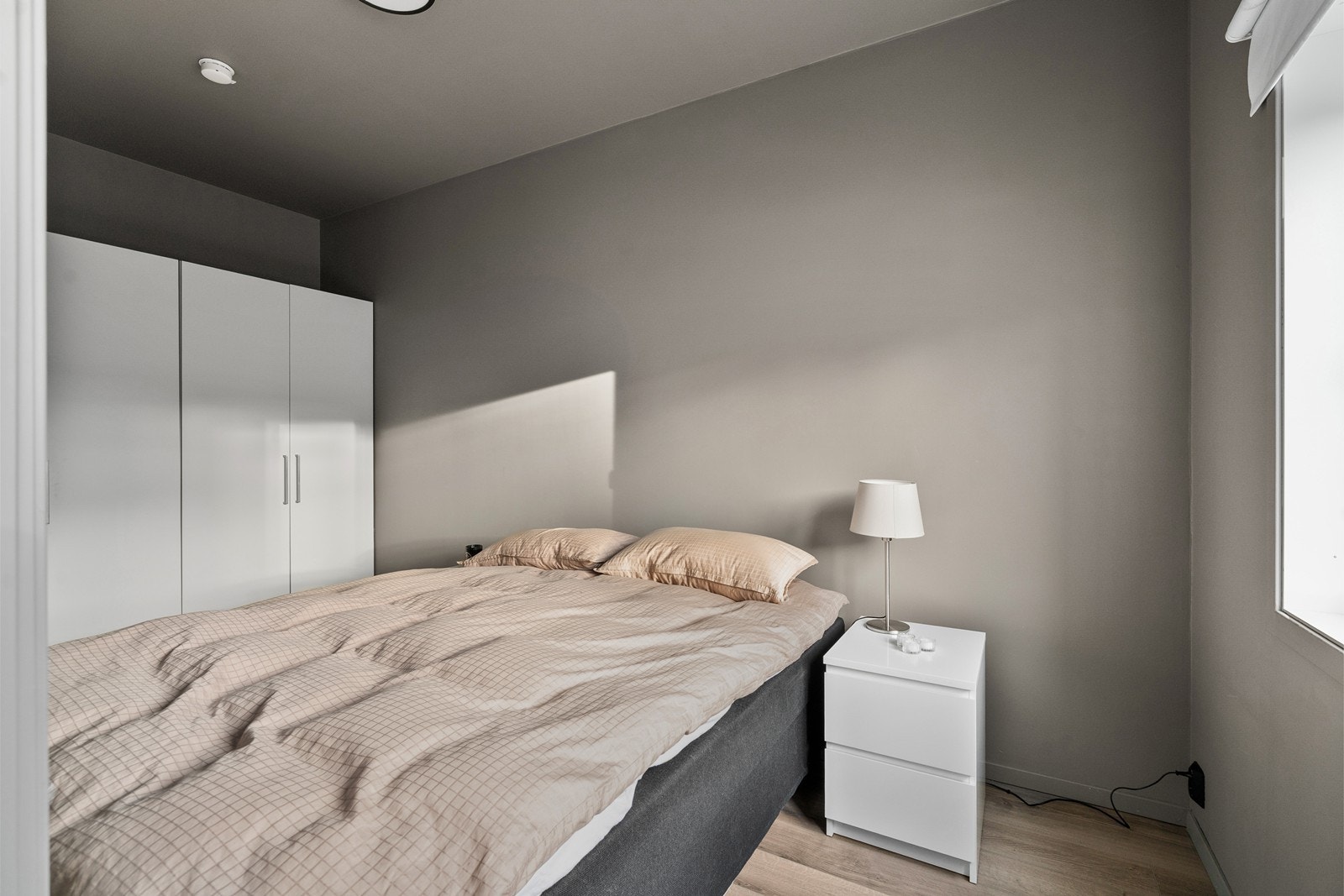 Soverom med behagelig uttrykk og gode møbleringsmuligheter. God garderobeløsning. Galleribilde