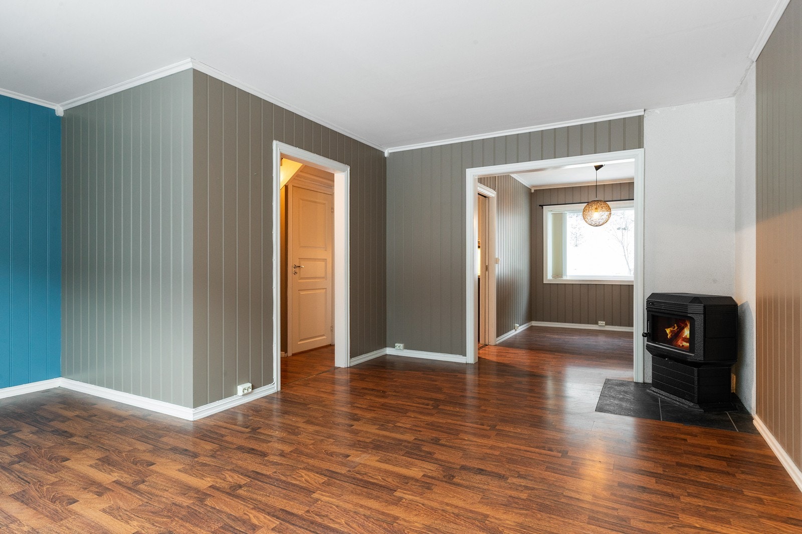 Stuen er utstyrt med vedovn Galleribilde