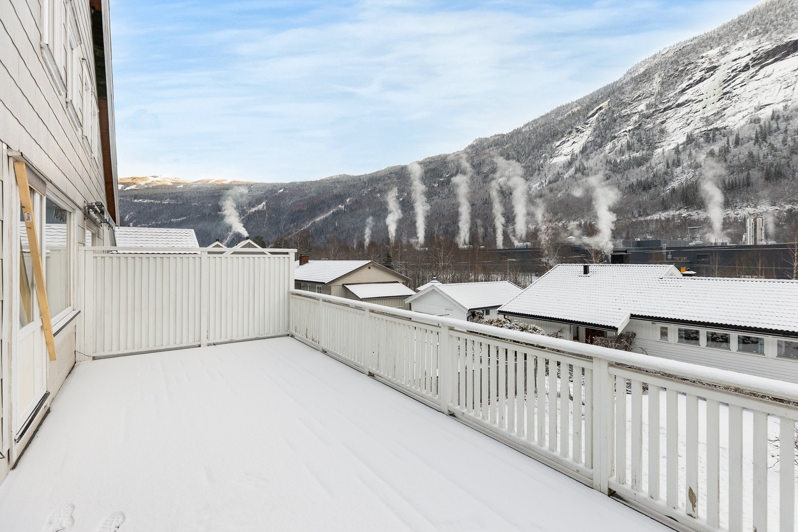 Verandadøren ble ødelagt i uvær høsten 2025 men vil bli byttet før overtagelse. Galleribilde