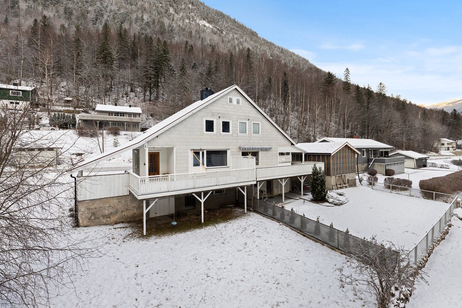 Fasade - boligen har en fin beliggenhet i nedre del av Rjukan Galleribilde