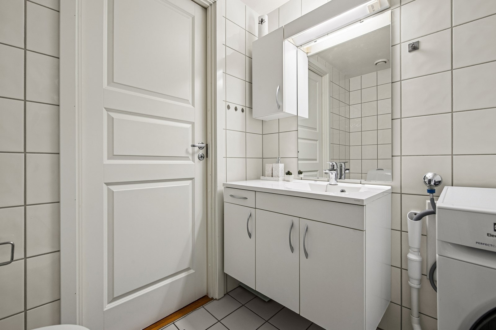 Lyse fliser på gulv og vegg | Opplegg til vaskemaskin. Galleribilde