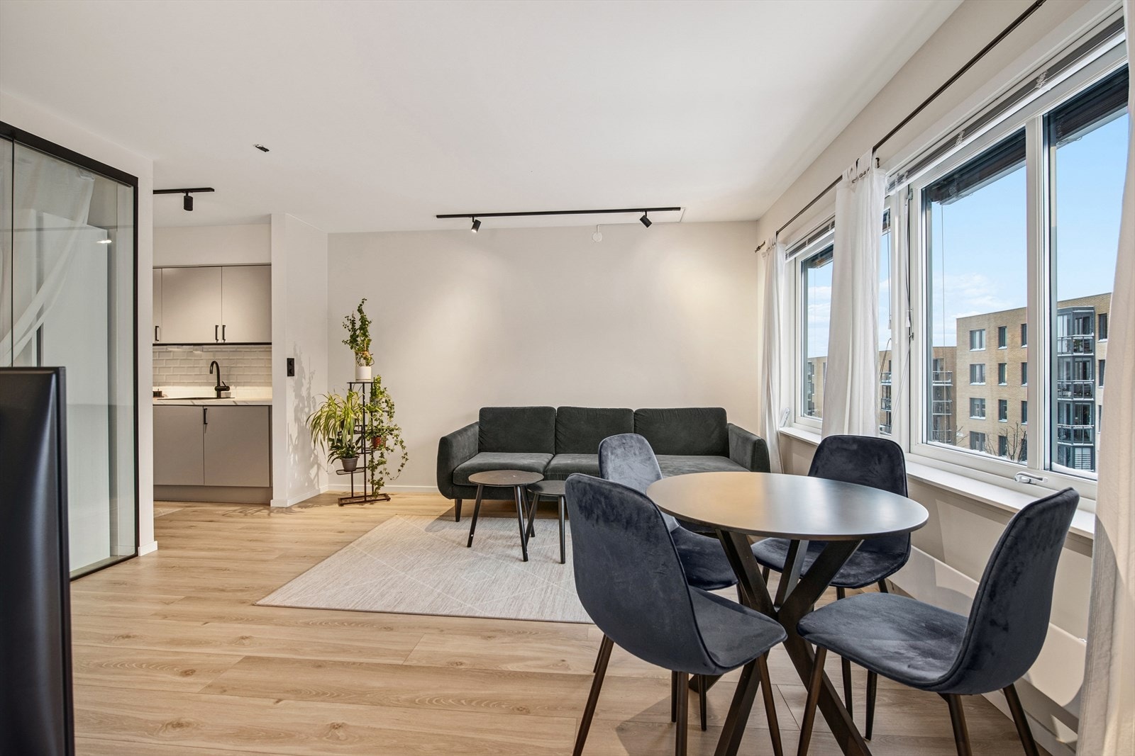 Stuen har en størrelse som tillater flere møbleringsalternativer. Galleribilde