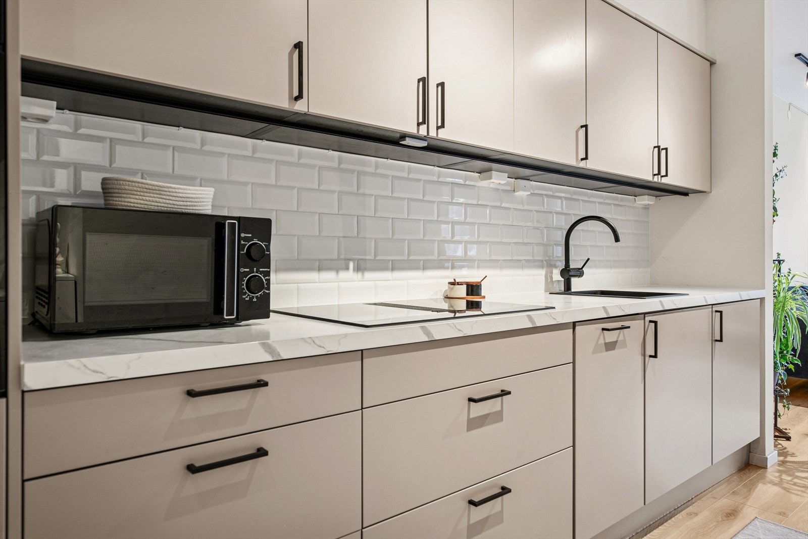 Her har du godt med skapplass for kjøkkenredskapene. Galleribilde