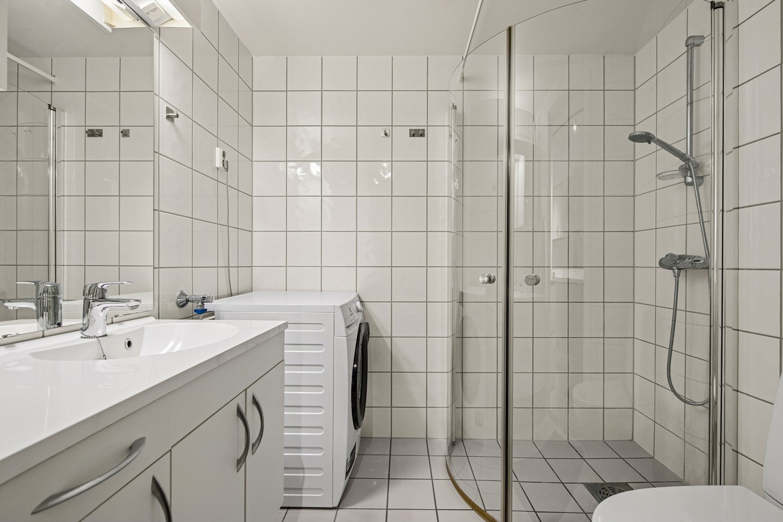 Dusjen har innfellbare dører for ekstra plass på badet. Galleribilde