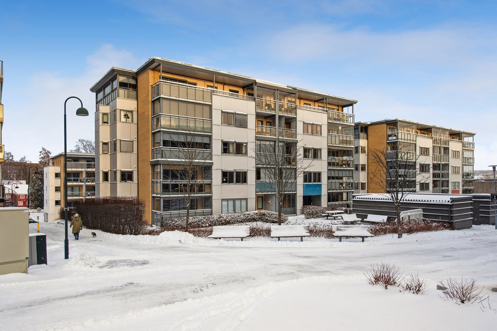 Leiligheten ligger i 3. etasje med tilgang via heis | Et steinkast unna boligen har du matvarebutikk, Gjøvik sentrum, Gjøvik gård, ja alt man skulle trenge. Galleribilde