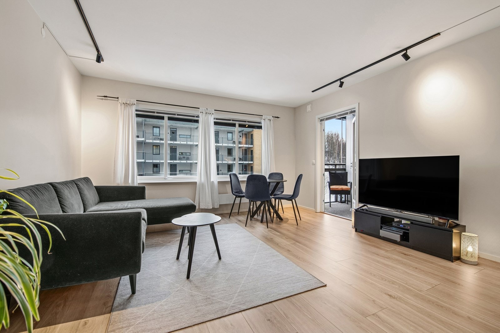 Det er lagt nytt gulv gjennom hele leiligheten | Store vinduer slipper inn godt med naturlig lys. Galleribilde