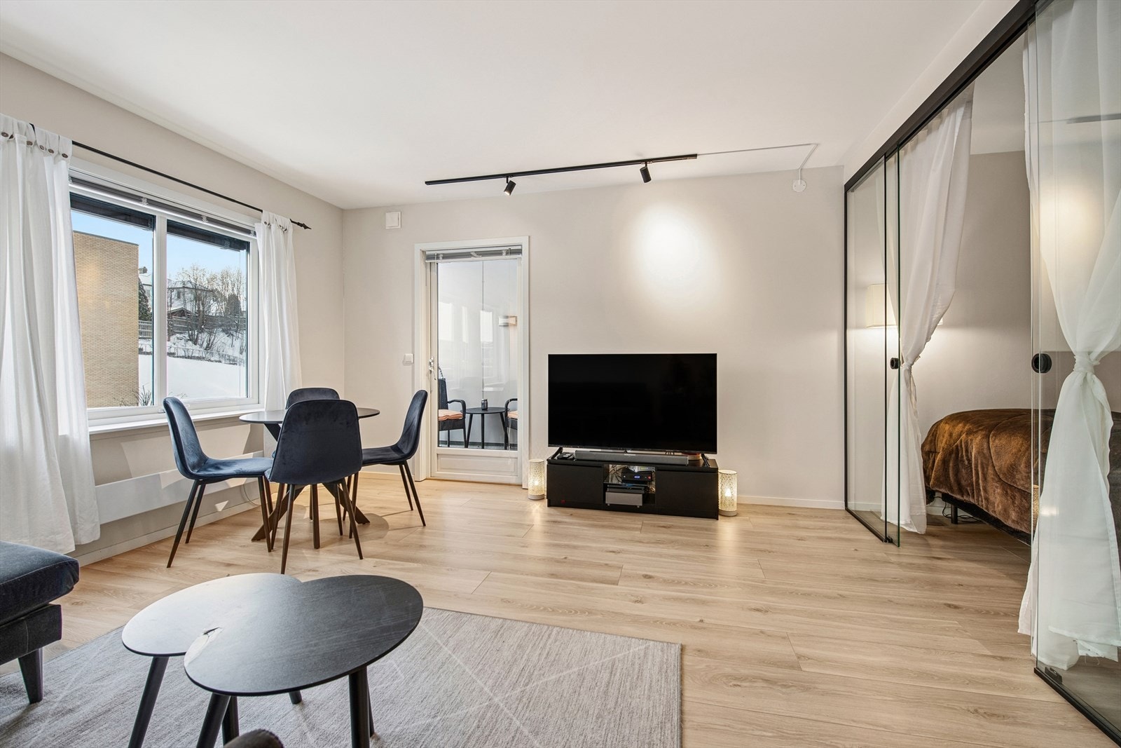 Stuen er lys og innbydende med flotte svarte detaljer. Et deilig sted å slappe av med en god film eller hyggelig middagsbesøk. Galleribilde