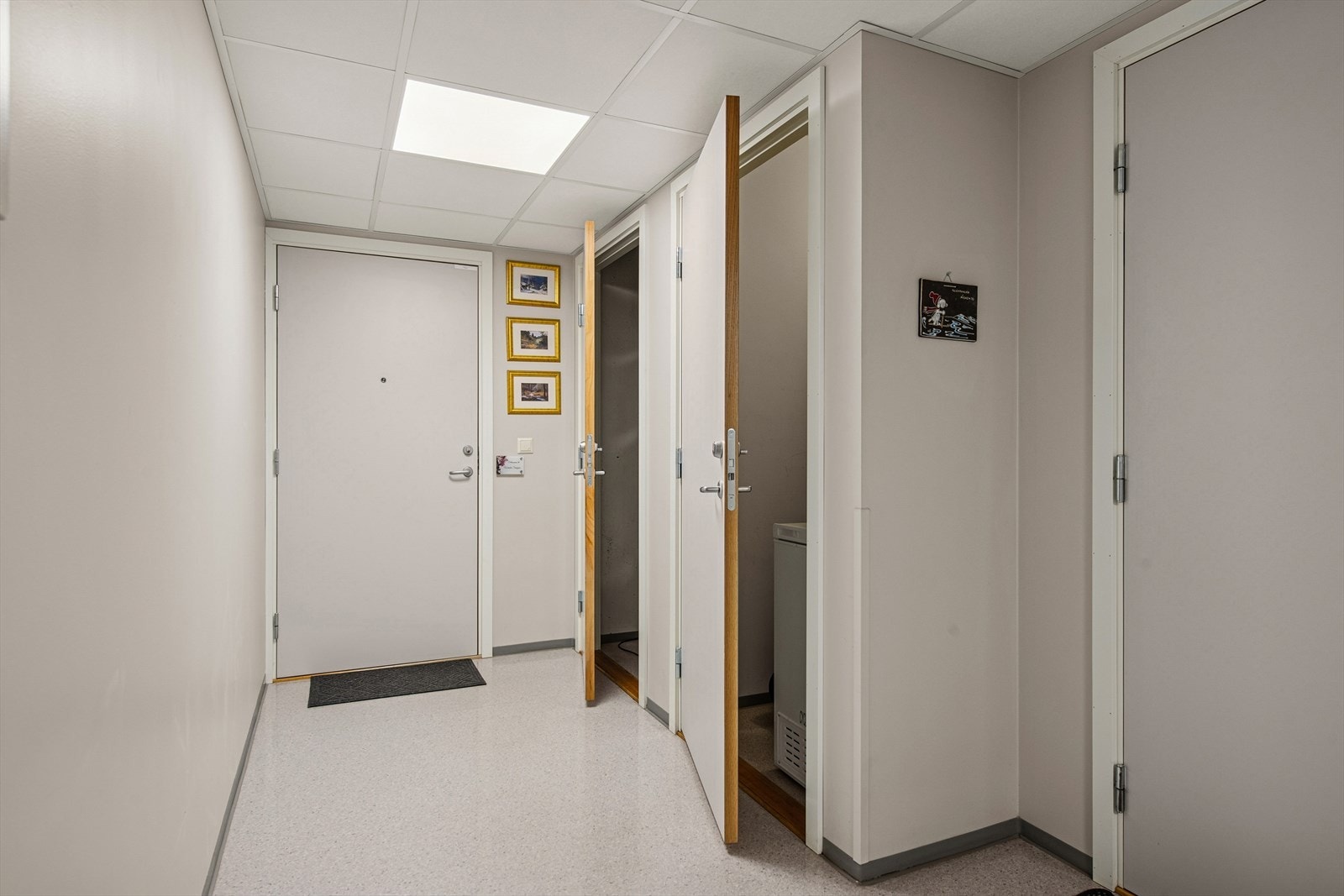 Det hører med 2 boder til leiligheten som ligger et par meter unna boligen. Praktisk for å oppbevare en fryser eller sesongklær. Galleribilde