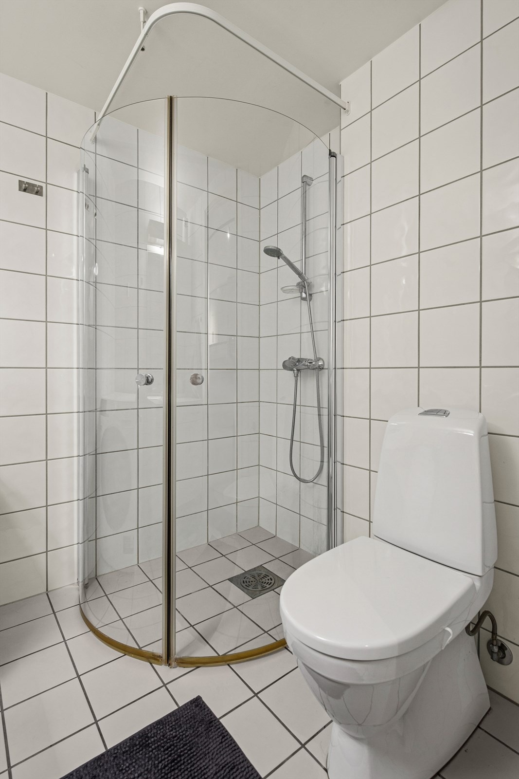 Baderommet har en romslig dusjnisje og en deilig komforvarme i gulvet. Galleribilde