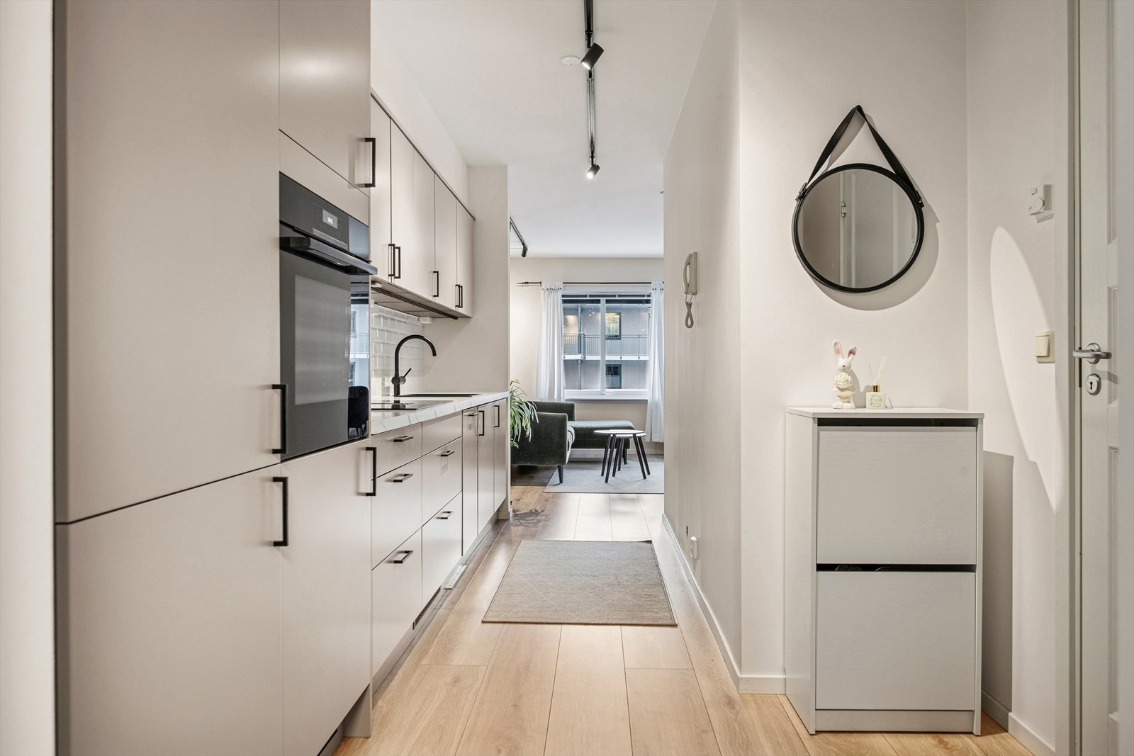 Velkommen til denne flotte leiligheten som er pusset opp i 2024 til en meget moderne standard. Galleribilde